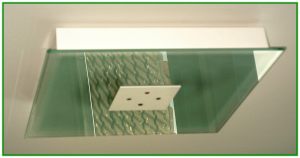 Nahaufnahme der Deckenleuchte im neuen Rathauskomplex