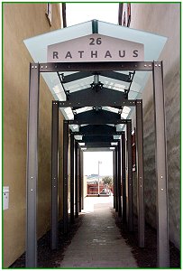berdachter glserner Durchgang zum Rathaus