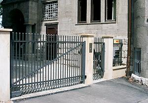 Eingangsbereich Binarivilla in Erfurt, Aluminiumstabzaun