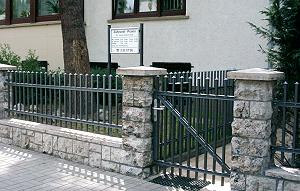 Frontansicht Aluminiumstabzaun "Klasisch", mit Tr